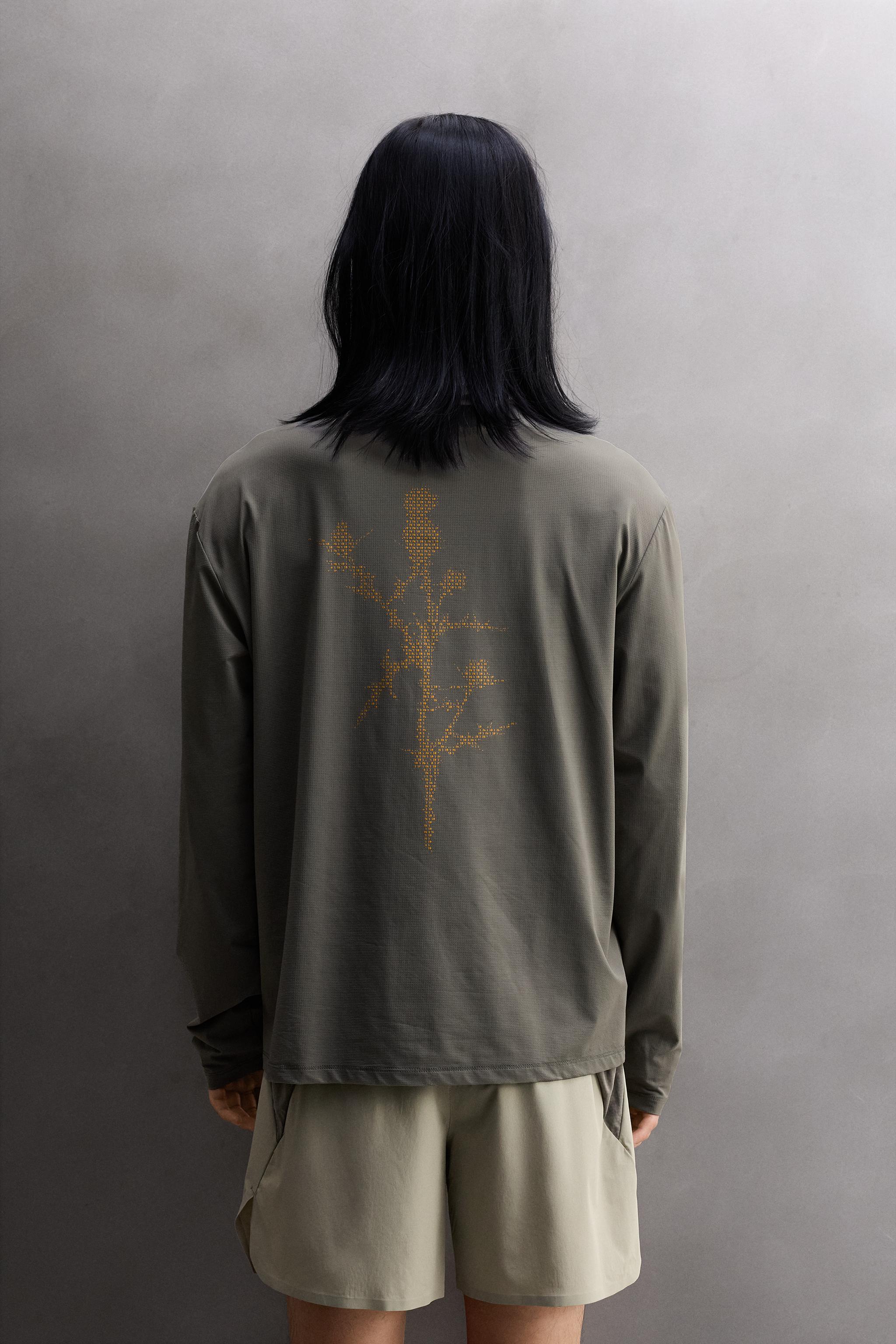 GRAFİKLİ UZUN KOLLU TEKNİK KOŞU T-SHIRT