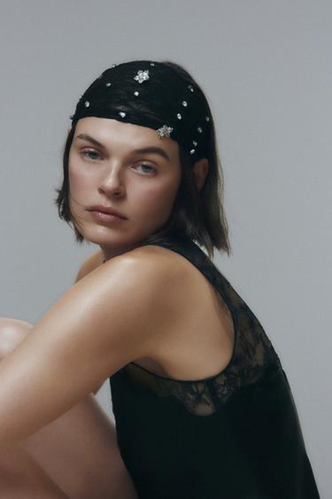 БАУЛЫ ӘШЕКЕЙЛІ ШАШ ТАҢҒЫШ - Қара Zara компаниясынан