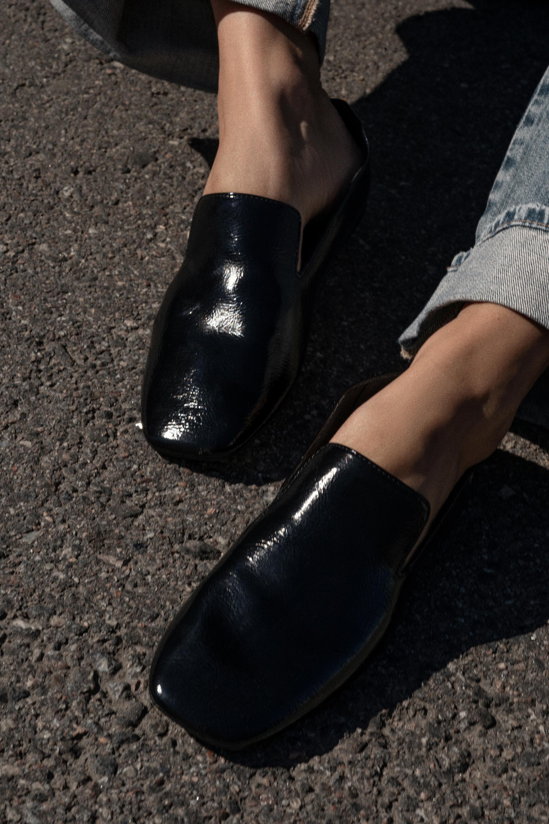 PATENT EFFECT LOAFERS