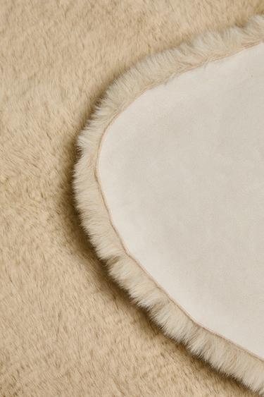 IRREGULAR FAUX FUR RUG - Light beige by Zara