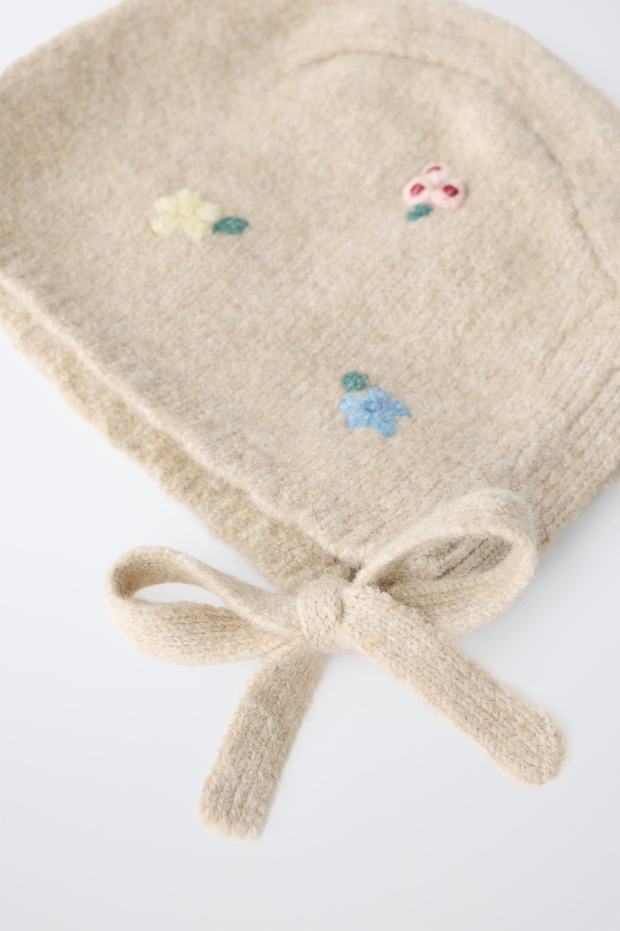 BONNET EN MAILLE À FLEURS BRODÉES
