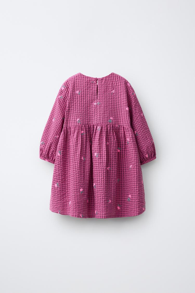 Vestido de cuadros con bordados florales y botones de trenza 2