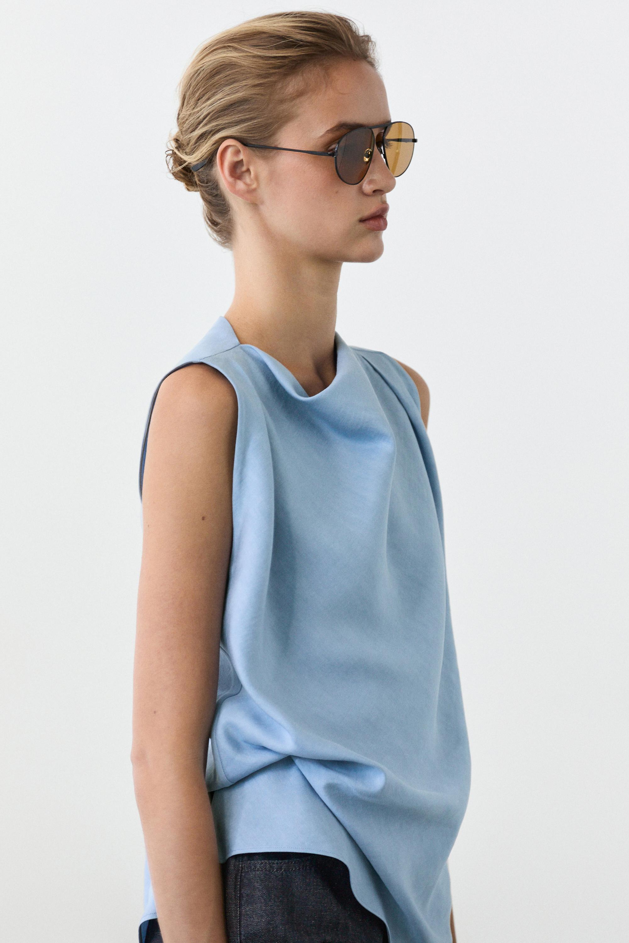Flowing linen blend pleated top — Sky blue