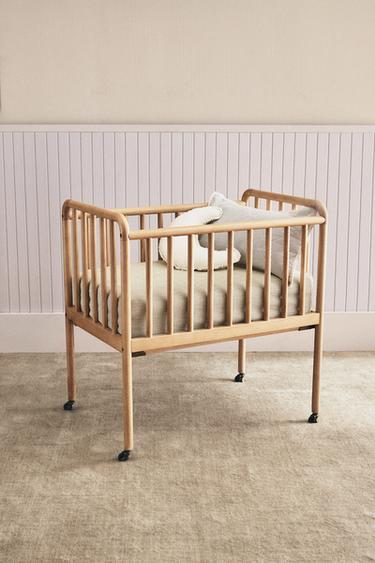 سرير صغير للأطفال من خشب الدردار - بيج فاتح الخاص بـ Zara