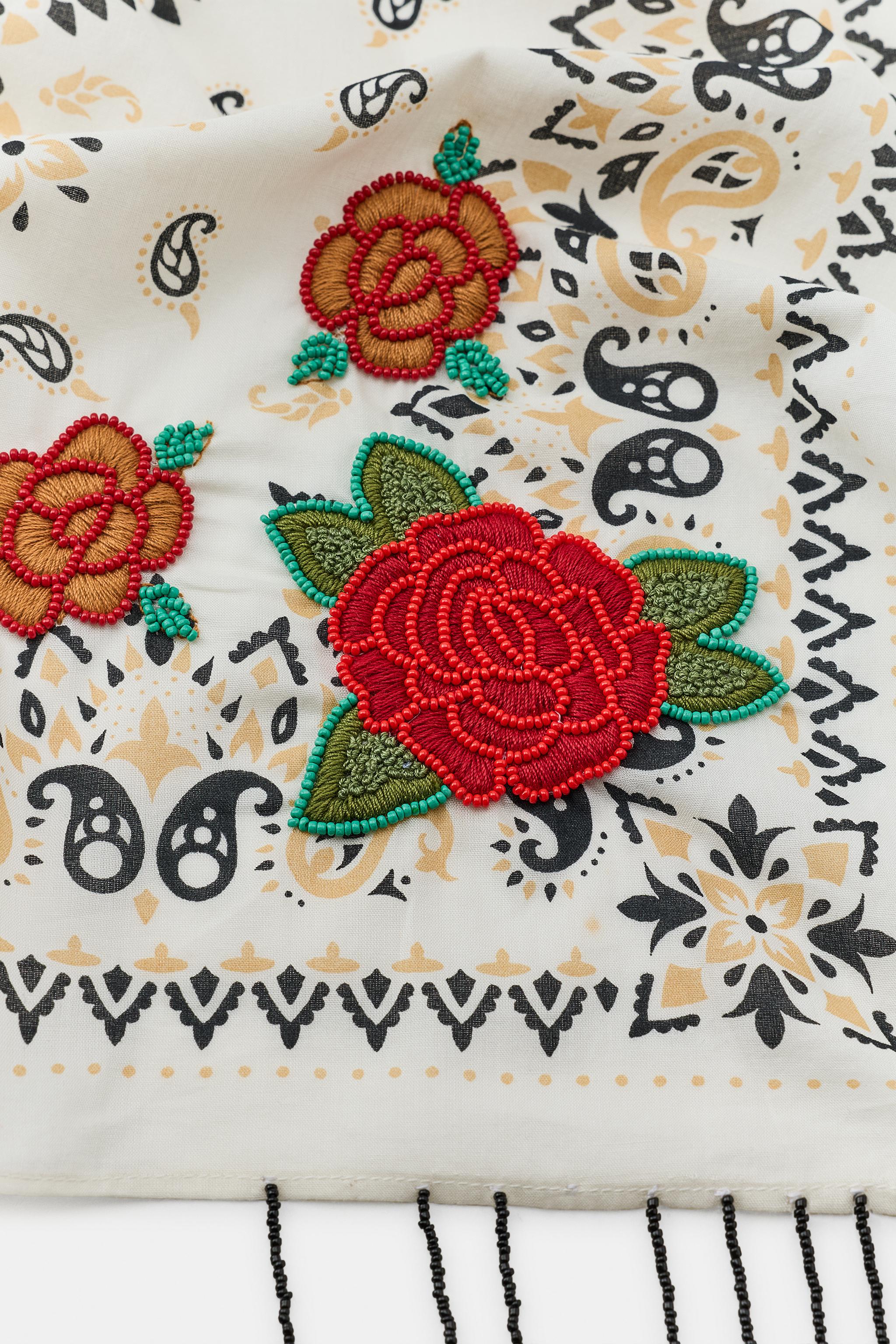 FOULARD IMPRIMÉ BRODERIES ROSES FRANGES