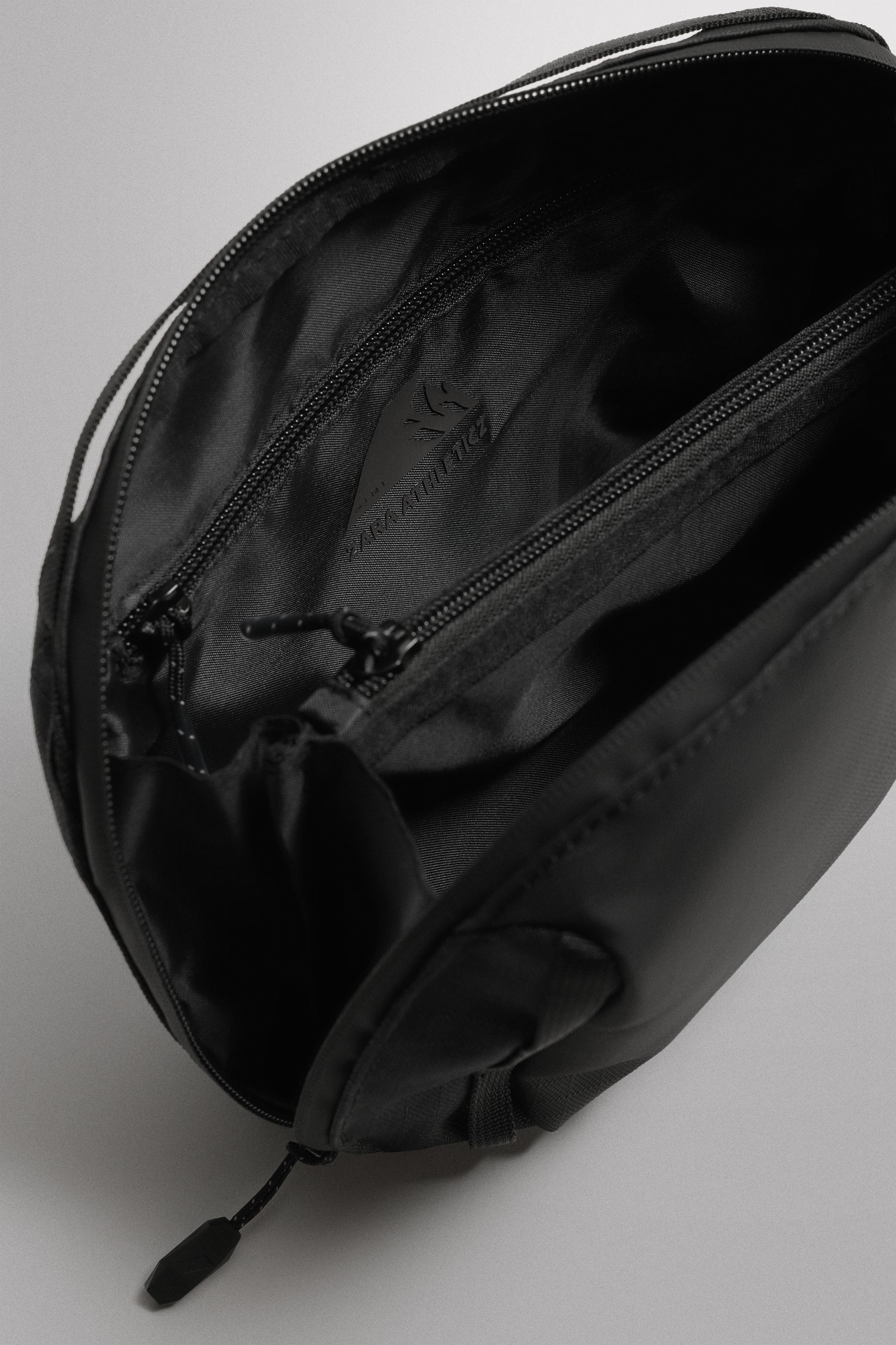 SPORTS TOILETRY BAG — Black