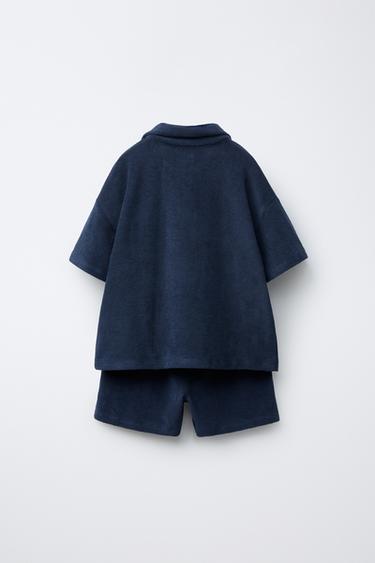 JOGGING-GARNITUR: POLOSHIRT UND BERMUDASHORTS AUS FROTTEE MIT ETIKETTDETAIL - Marineblau von Zara