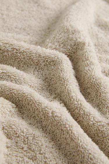 ΜΟΝΟΧΡΩΜΗ ΠΕΤΣΕΤΑ ΜΠΑΝΙΟΥ ΑΠΟ ΒΑΜΒΑΚΙ ΜΠΟΥΚΛΕ (500 GXM²) - Χρώμα της άμμου του Zara