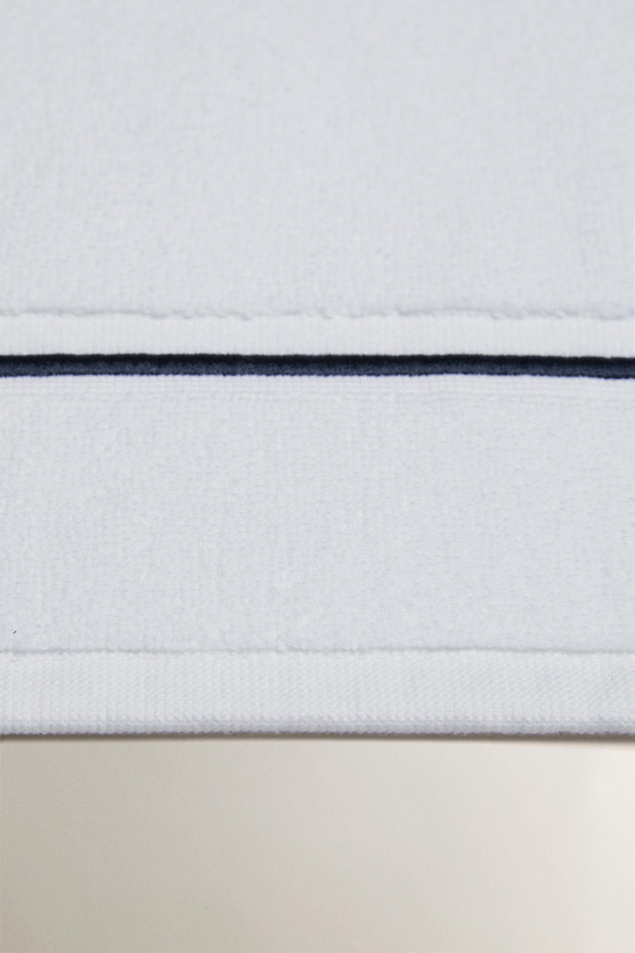 SCALLOPED BATH MAT — Navy / White