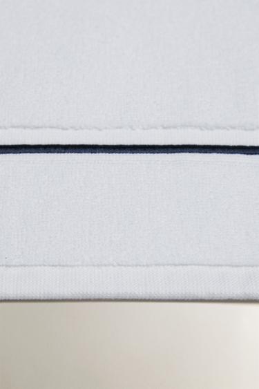 TAPIS DE BAIN FESTONNÉ - Bleu marine / Blanc de Zara - Image 1