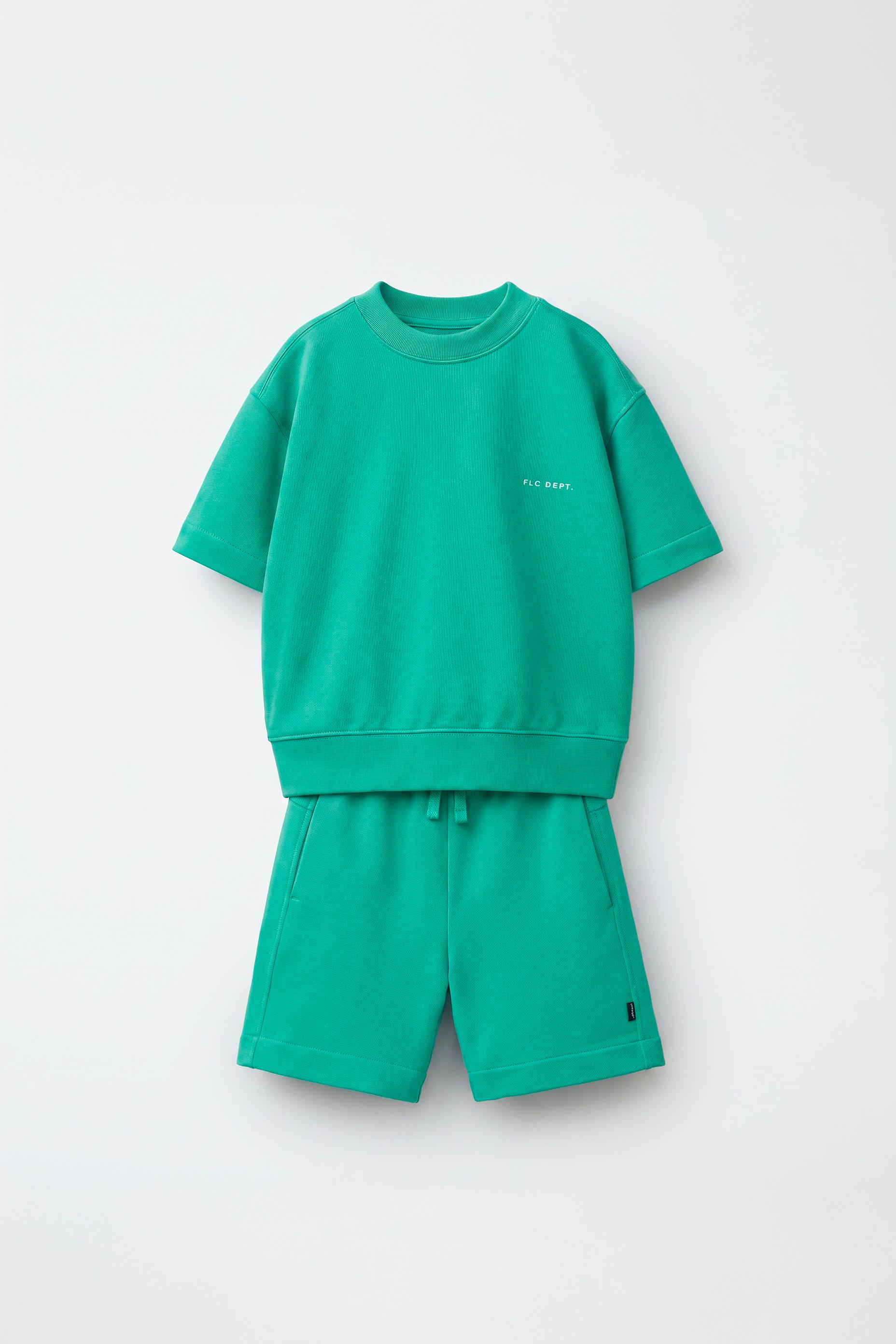 SHORT SLEEVE SWEATSHIRT AND PLUSH BERMUDA SET WITH RAISED TEXT