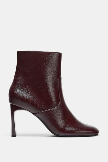 BOTÍN TACÓN ALTO - Rojo Burdeos de Zara