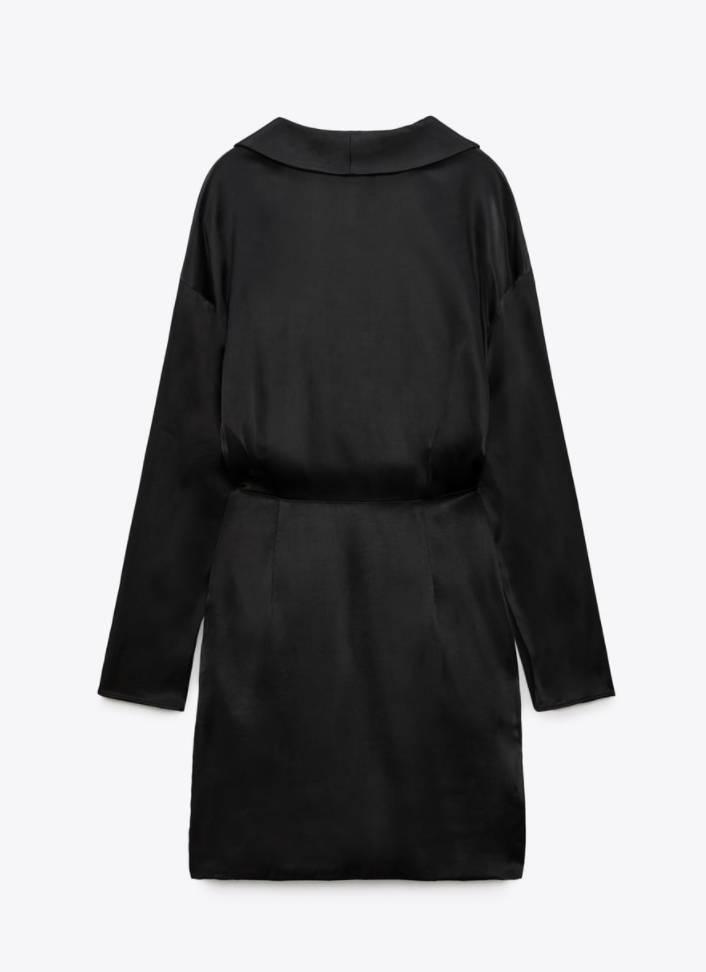 Long-sleeved black dress, seen from behind, with a round neck and straight cut, on a white background.