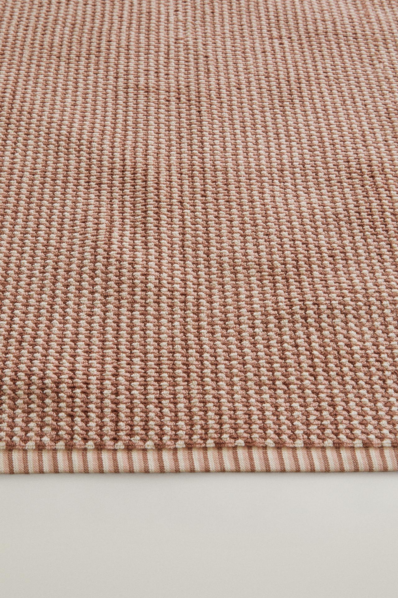 TEXTURED COTTON BATH MAT — Pinks