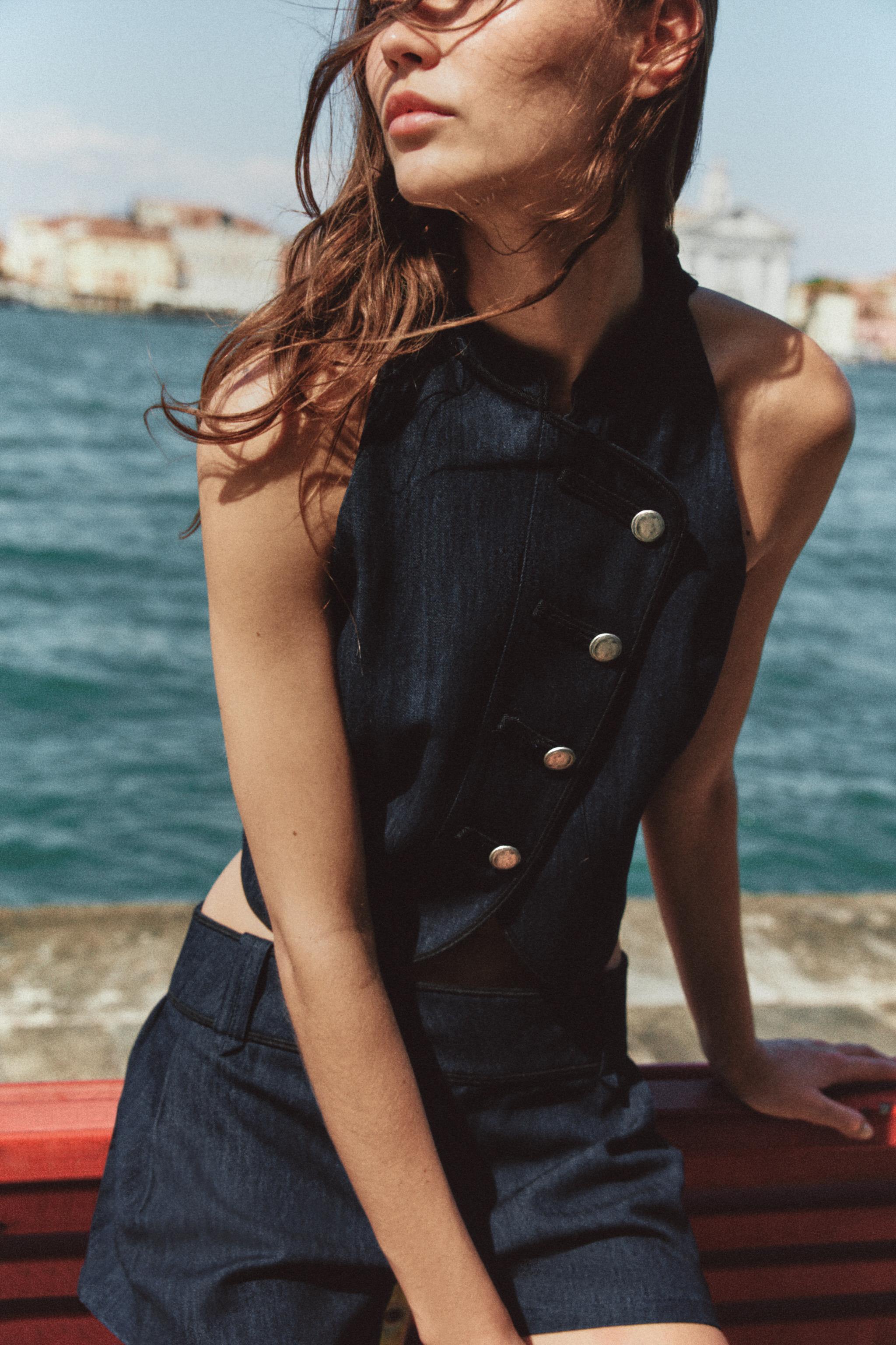 CONTRAST PIPING HALTER VEST — Indigo