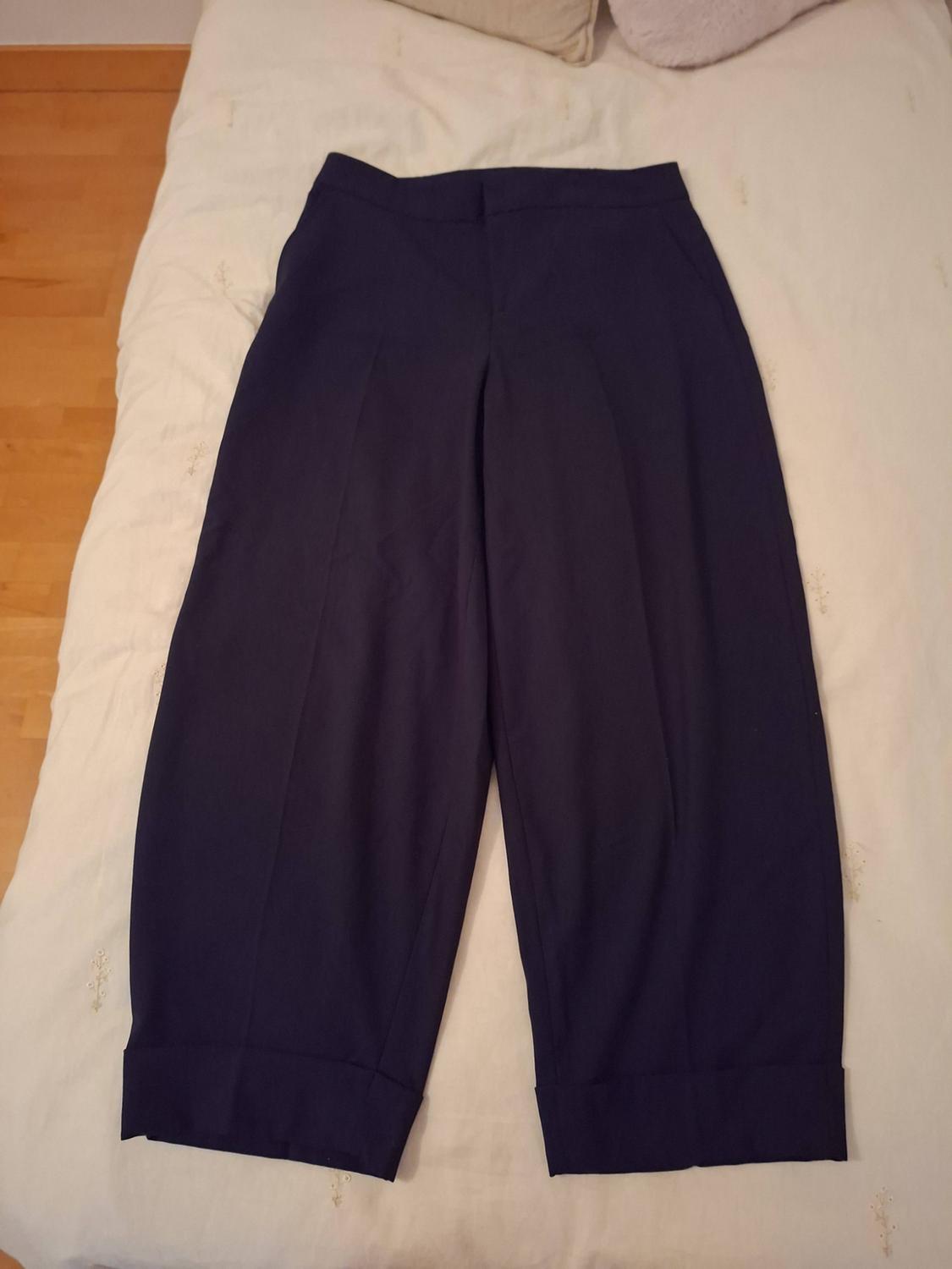 STRAIGHT-LEG TROUSERS WITH TURN-UP HEMS
