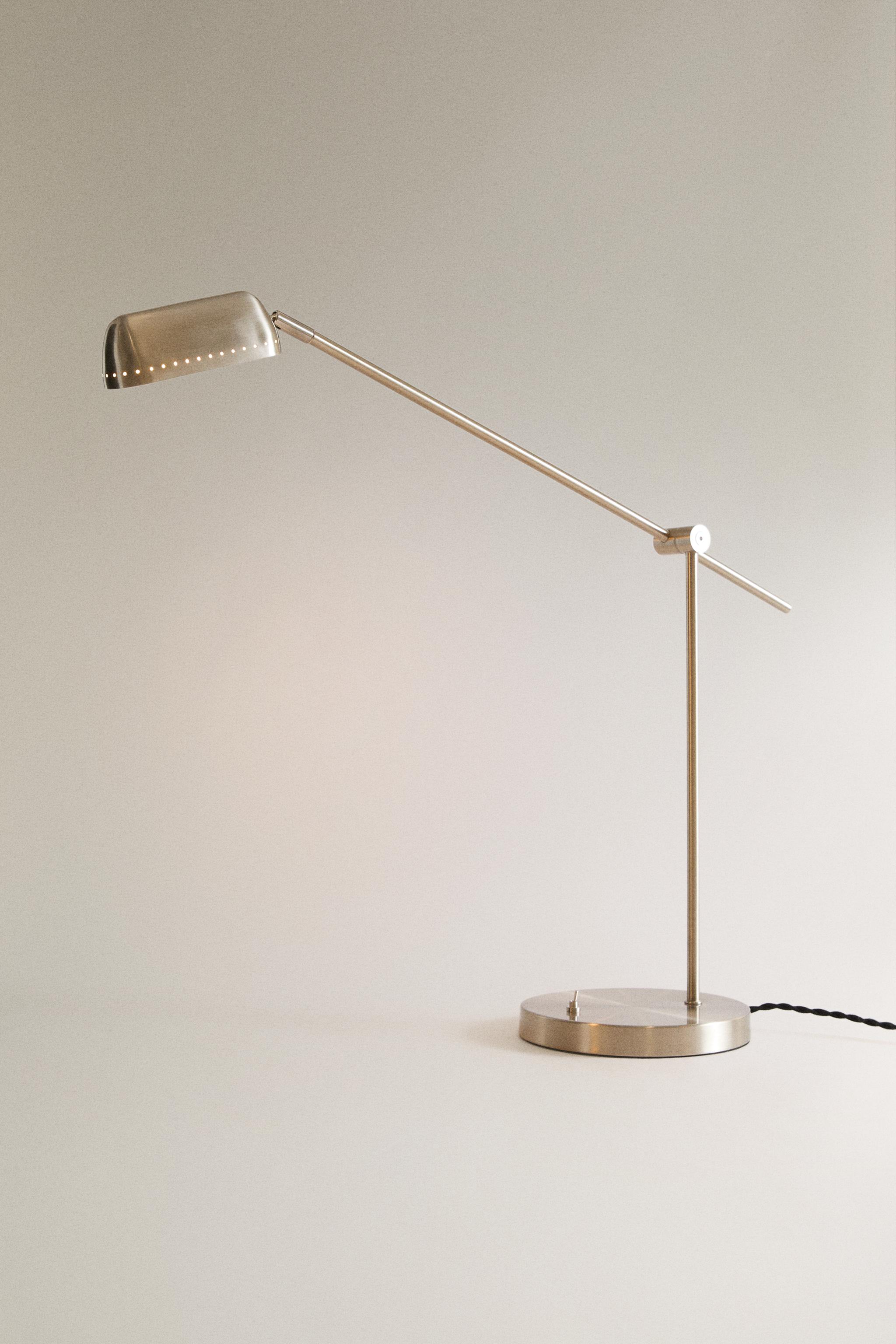 METAL DESK LAMP — P