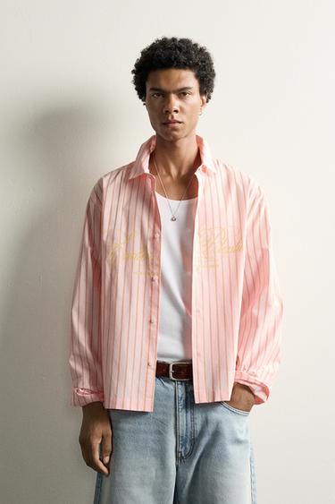 CAMISA BOXY FIT LISTRADA COM TEXTO - Salmão da Zara