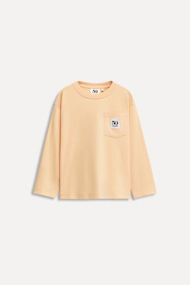 1/2-6 سنوات/ تيشرت بجيب وبطاقة 50TH ANNIVERSARY - يوسفي الخاص بـ Zara