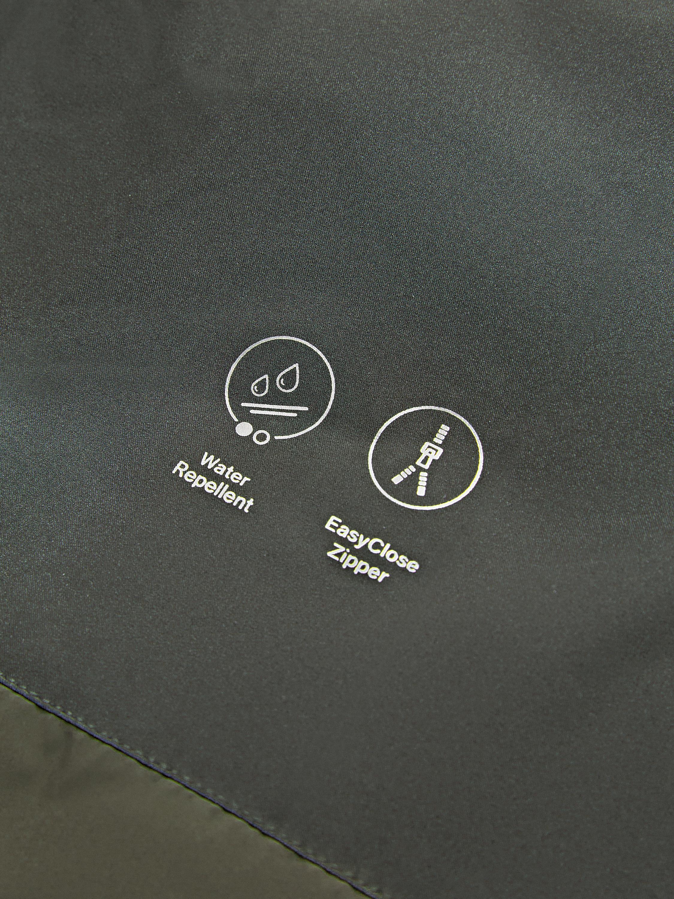 Water-repellent puffer jacket with pockets