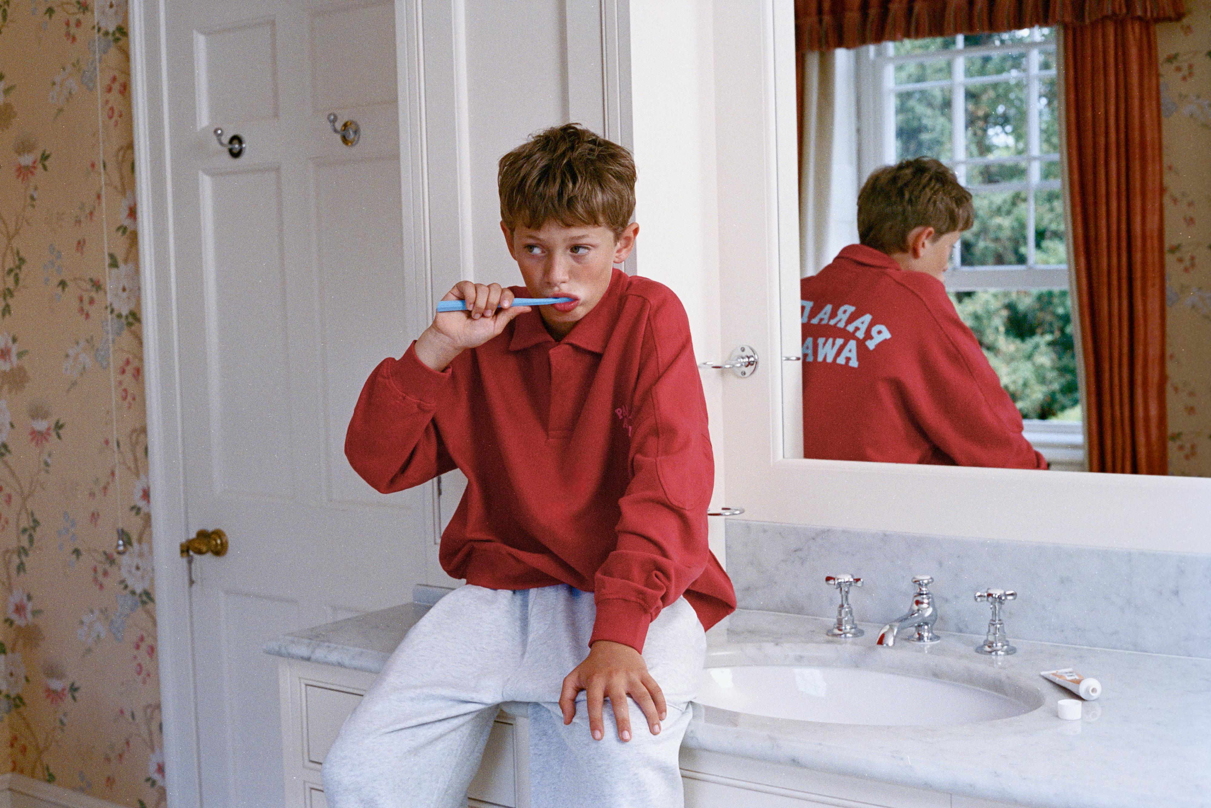 TEXT PRINT POLO SWEATSHIRT — Maroon