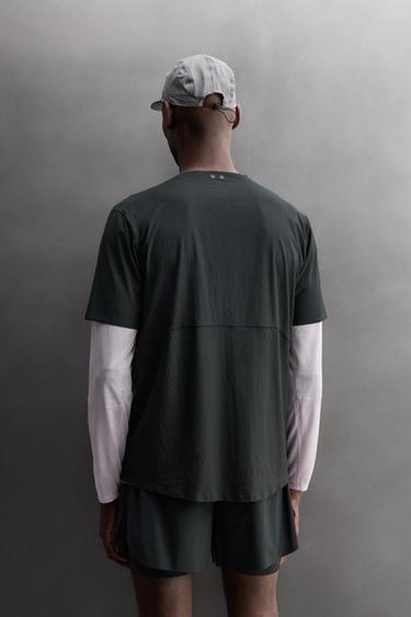 TECHNICAL TEXTURED T-SHIRT - Black by Zara