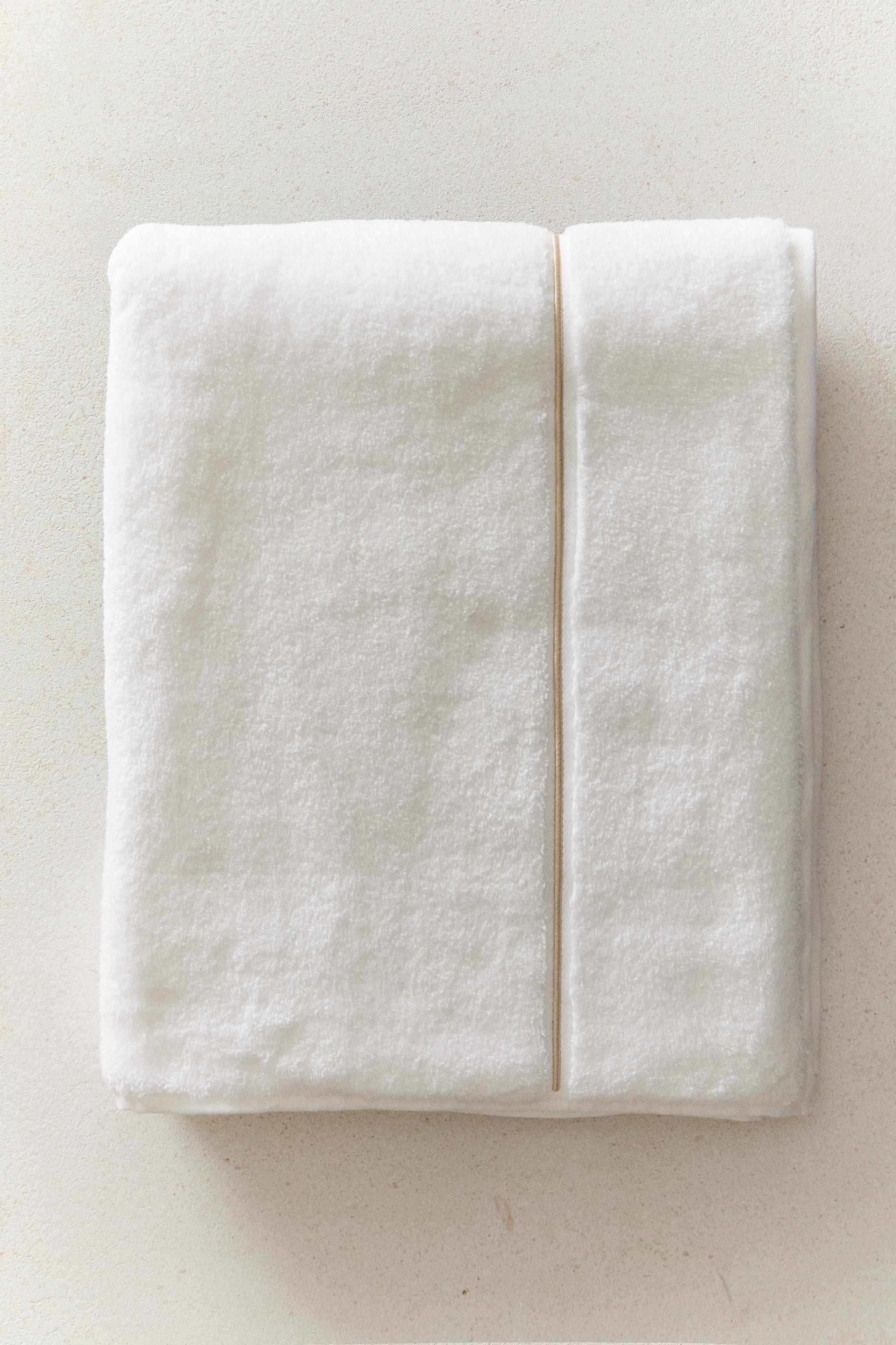 SCALLOPED EMBROIDERED BATH TOWEL — Beige