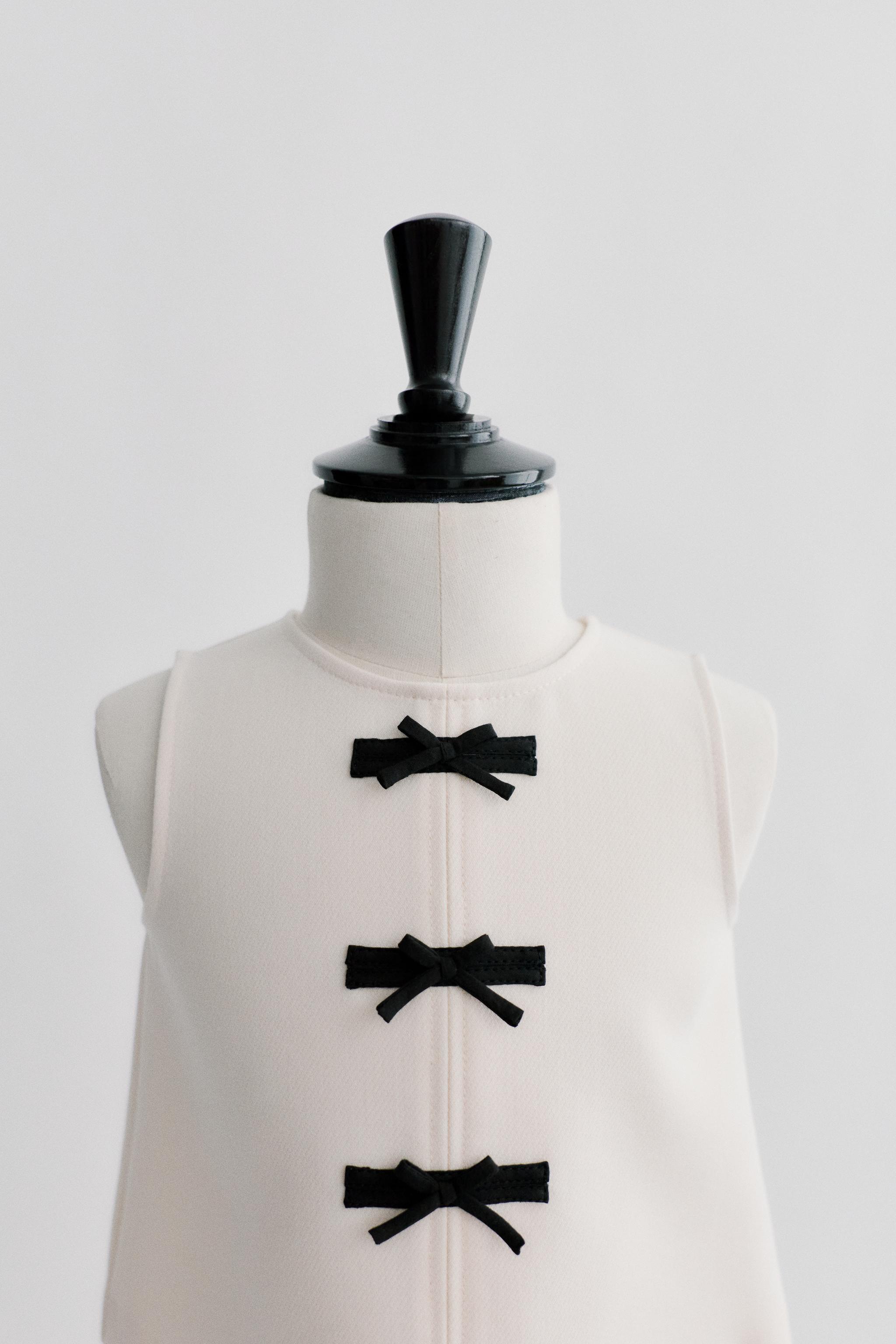BOW APPLIQUÉ TOP — Ecru