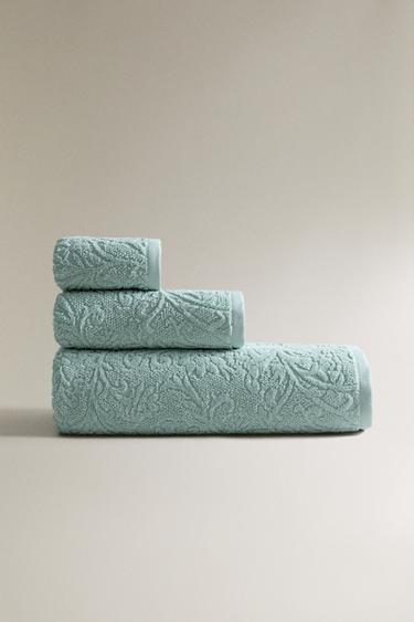 SERVIETTE DE BAIN JACQUARD FLEURS - Vert d'eau de Zara