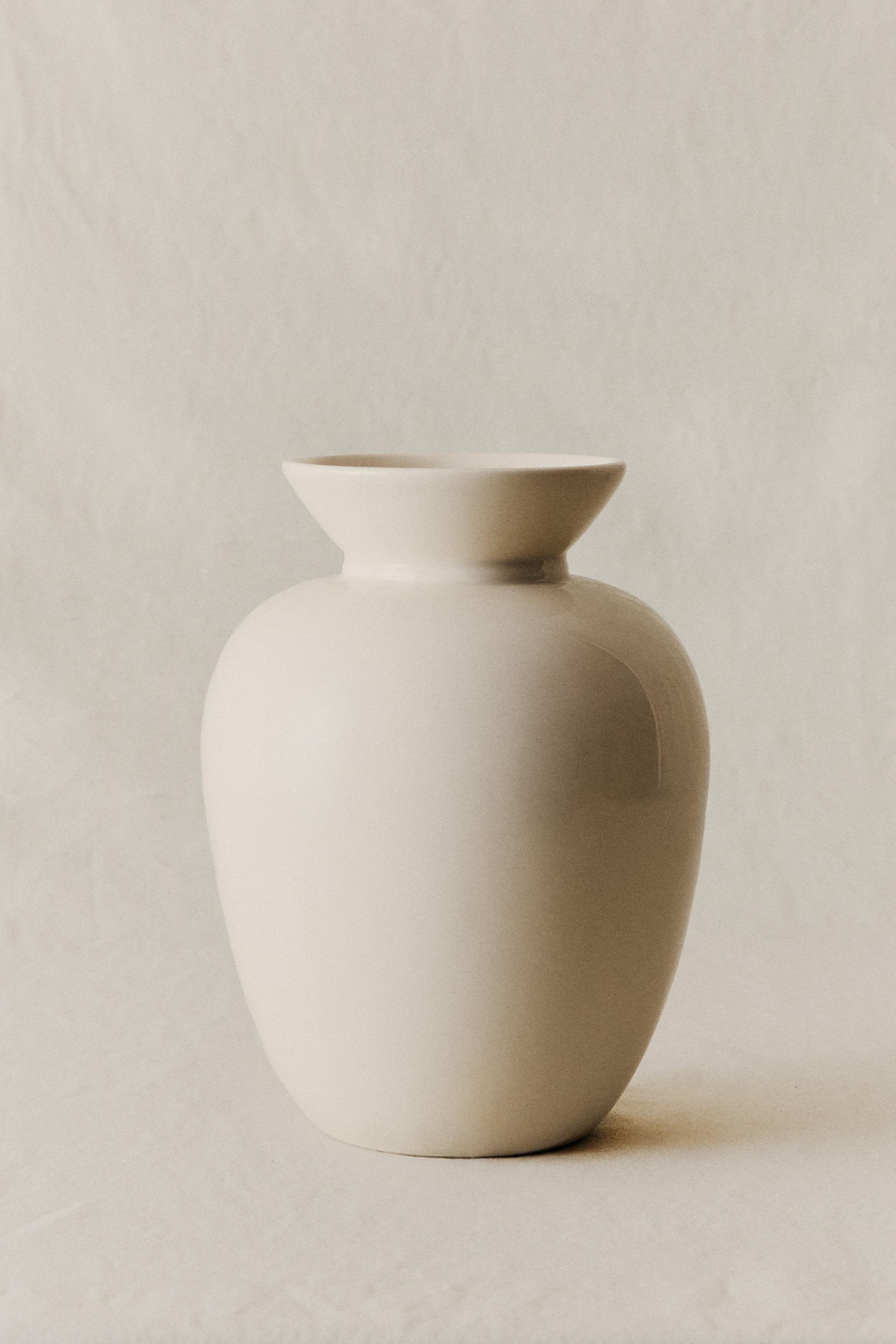 CREAM CERAMIC DECORATIVE VASE