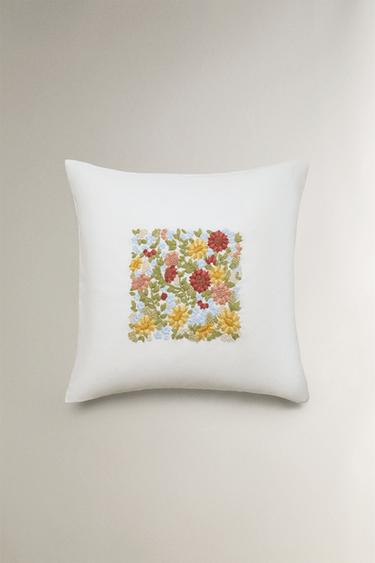 CUSHION COVER WITH FLORAL EMBROIDERY - أبيض مكسور الخاص بـ Zara