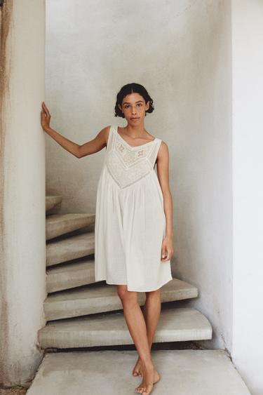 VESTIDO PLIEGUES BORDADOS FLORALES - Blanco roto de Zara - Imagen 0