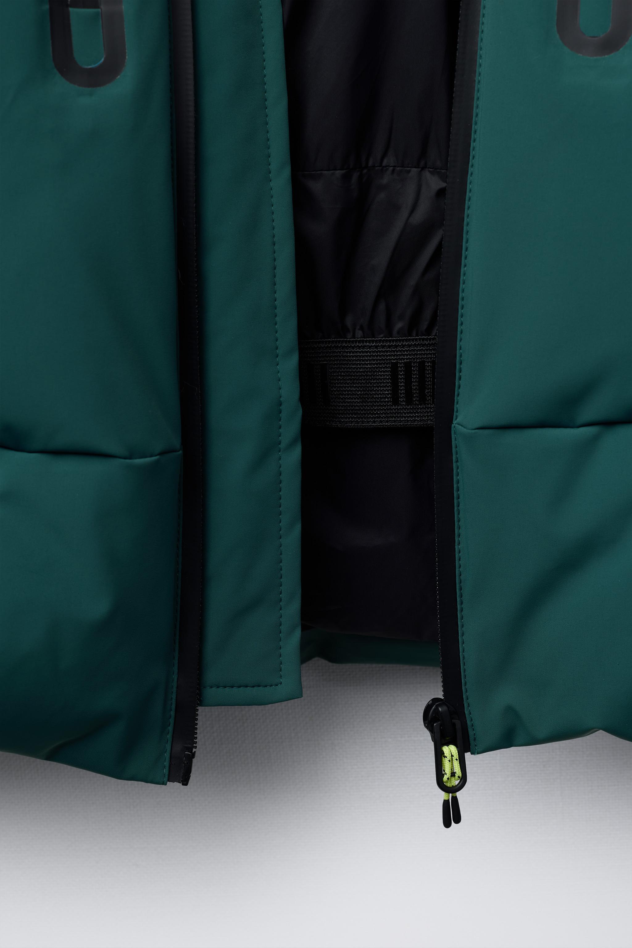 RECCO®システム搭載、耐水加工入り＆防風カラーブロックダウン