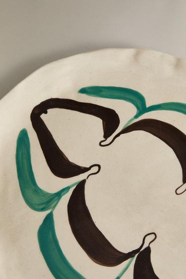 PLAT CÉRAMIQUE PEINT X COLLAGERIE - Vert / Écru de Zara - Image 4