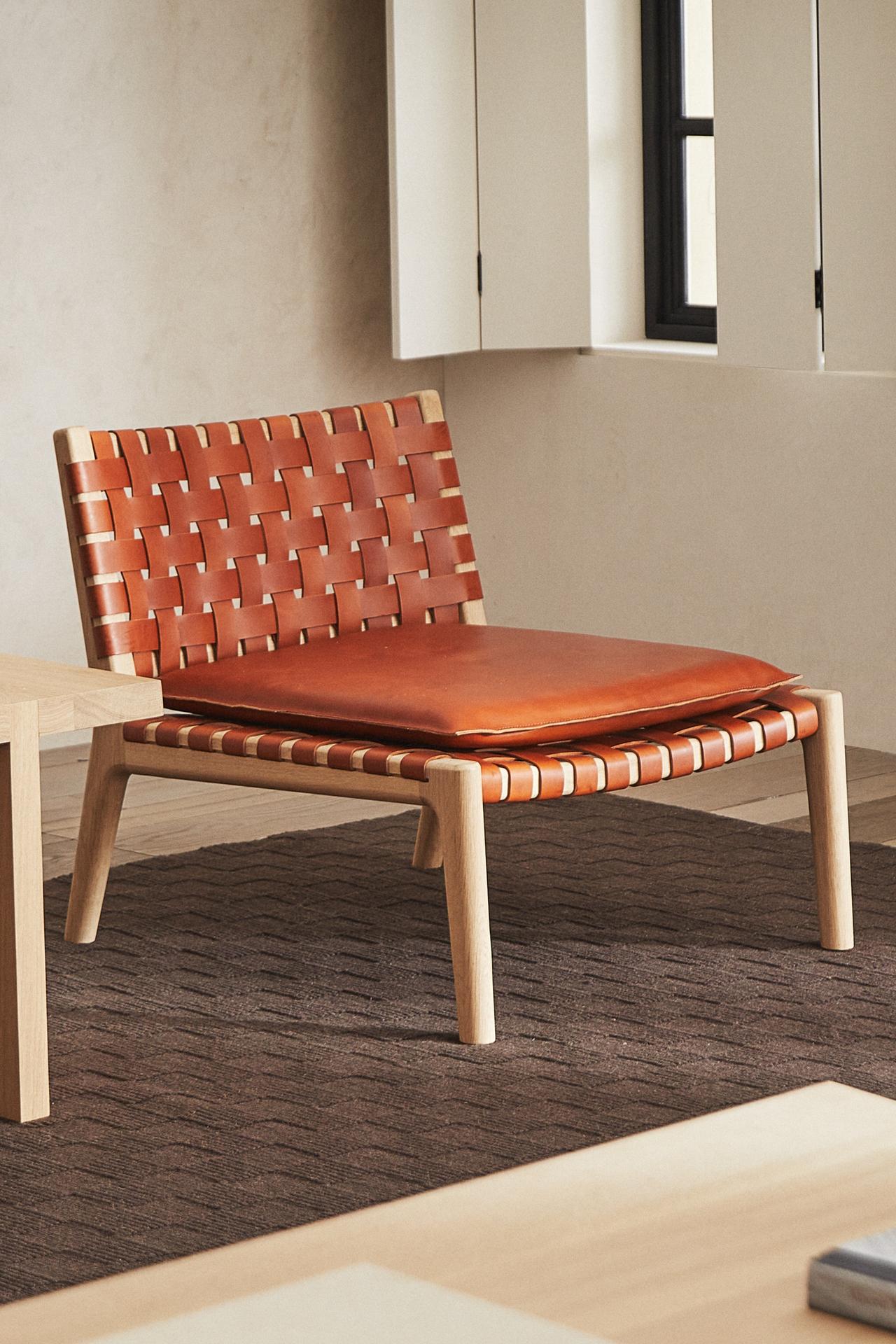 LOUNGE CHAIR 01 — Light beige