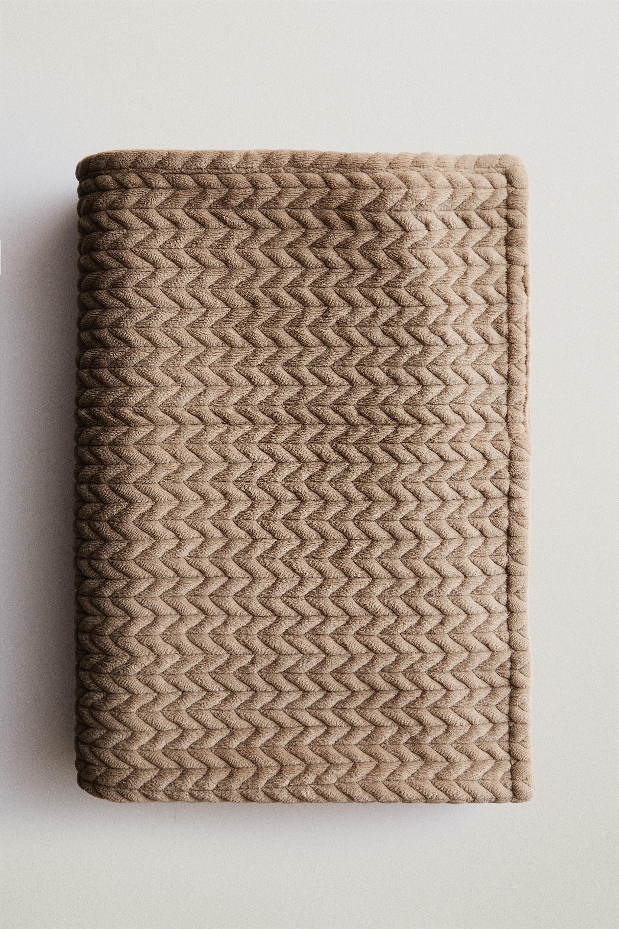 TEXTURED FLEECE BLANKET