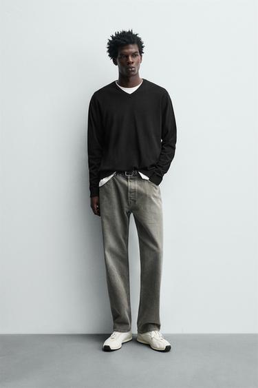 PULL BASIQUE À COL EN V - Noir de Zara