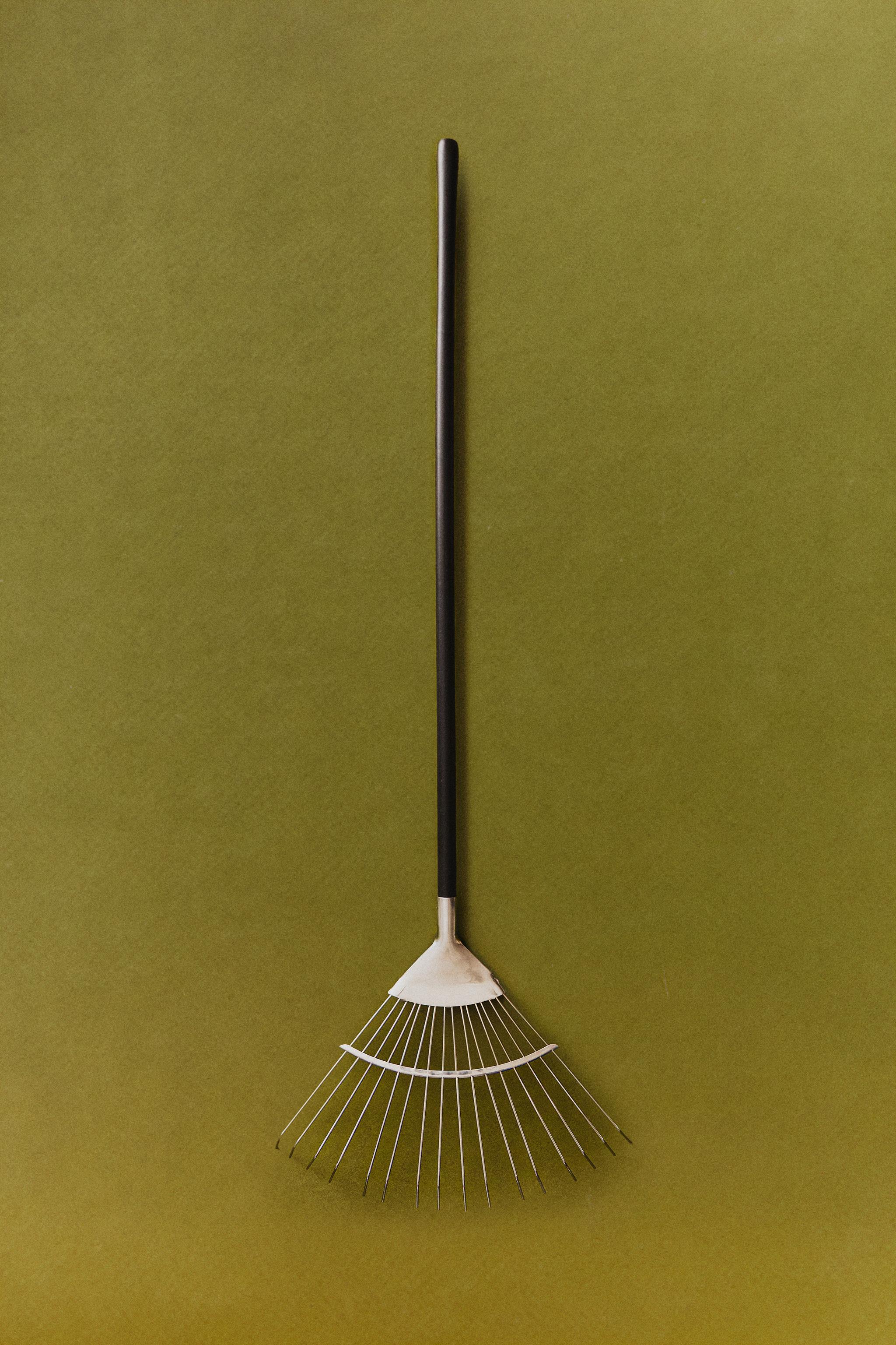 GARDEN RAKE WITH WOODEN HANDLE