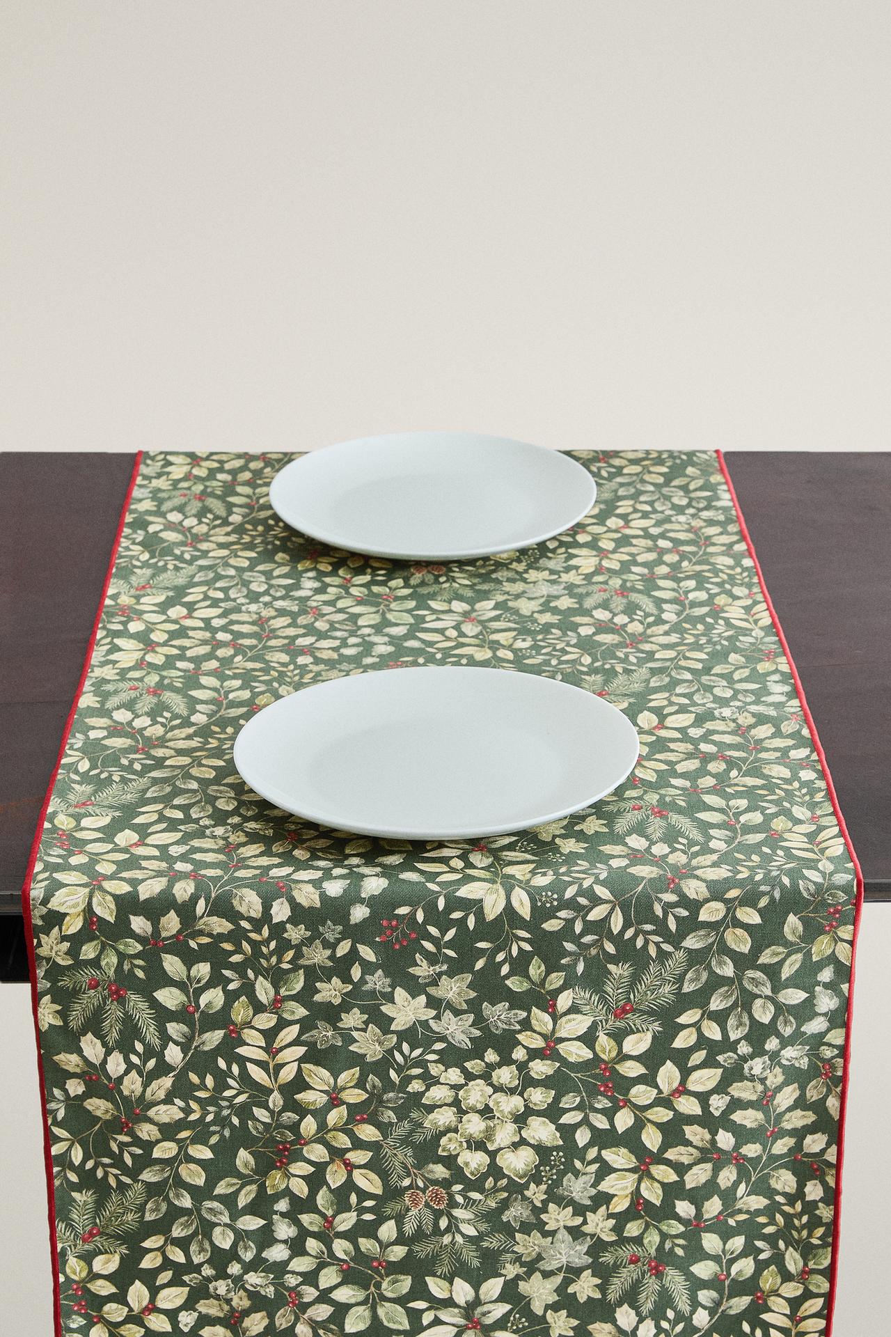 CHRISTMAS LEAF RESIN TABLE RUNNER — Green