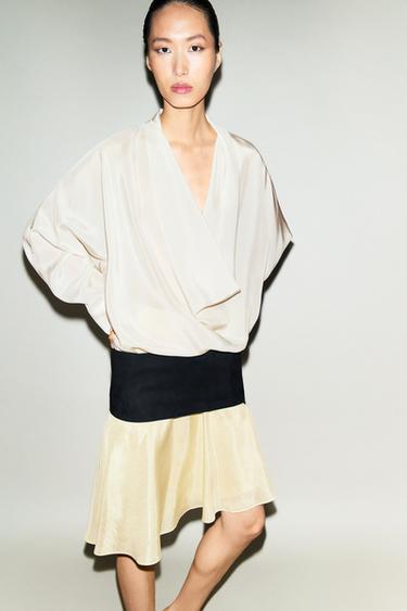 Camisa fluida detalle escote drapeado - Blanco de Zara