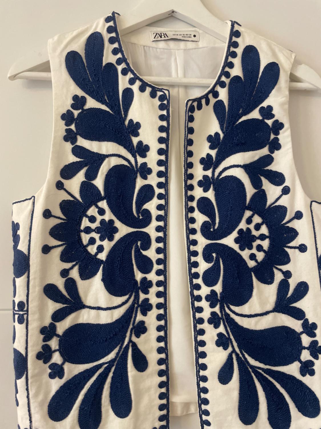 WAISTCOAT WITH CONTRAST EMBROIDERY - Image 3