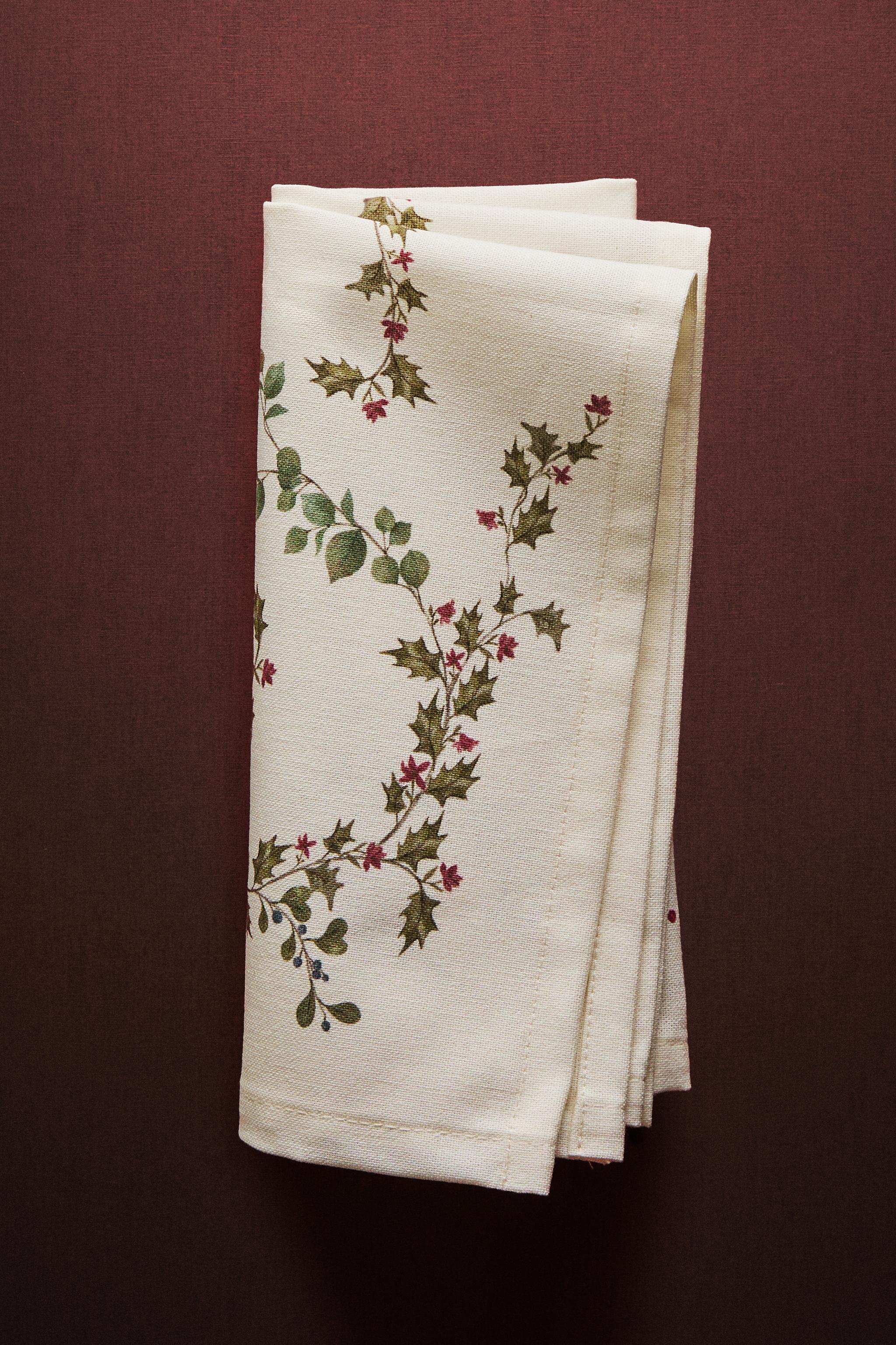 SET OF COTTON CHRISTMAS HOLLY LEAF NAPKINS (SET OF 2)