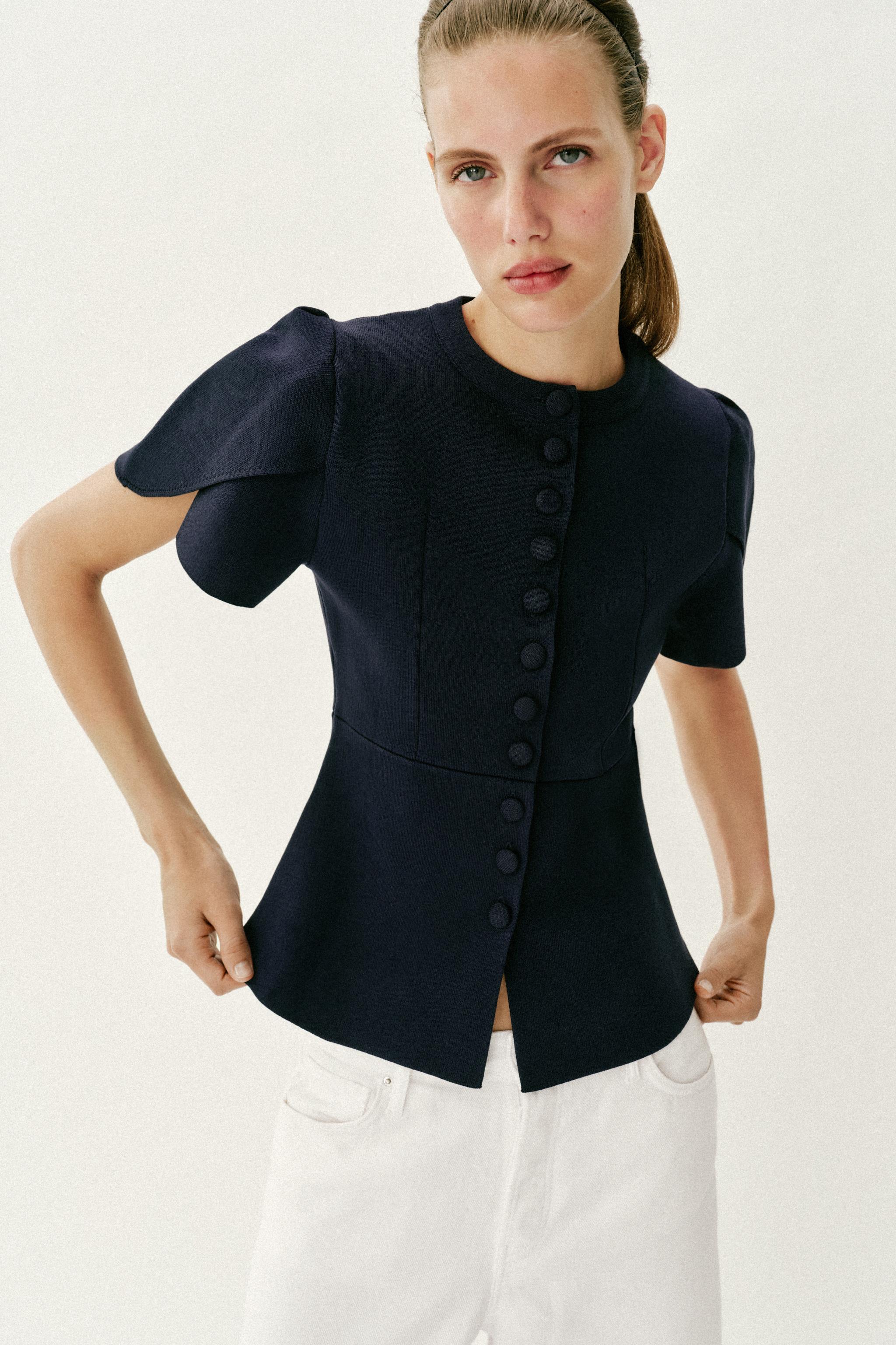 VESTE EN MAILLE À MANCHES BOUFFANTES ET OUVERTURES