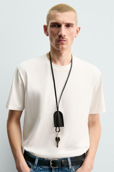 PORTE-CLÉS AVEC PENDENTIF EN CUIR - Marron de Zara - Image 1