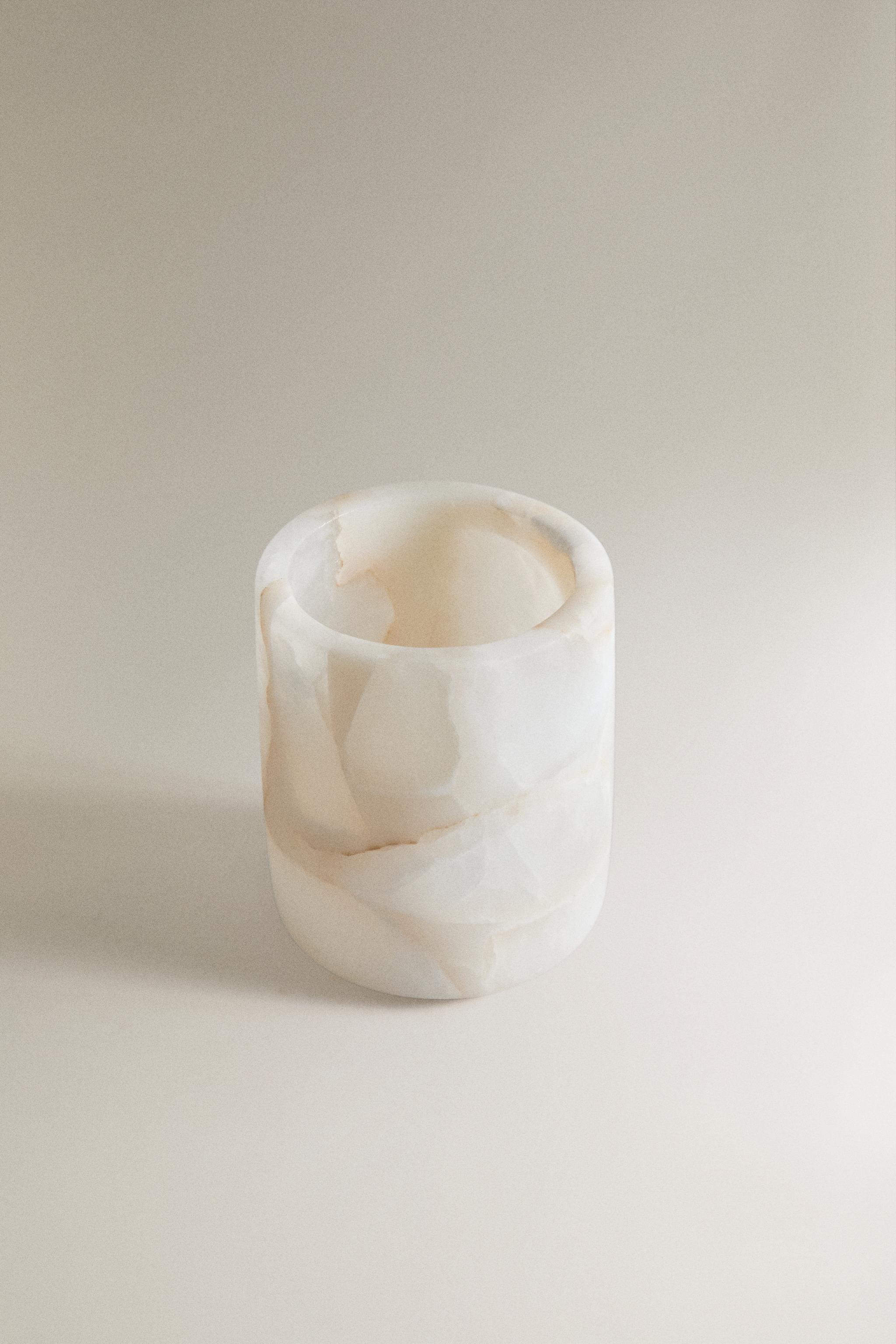 ALABASTER RESIN TOOTHBRUSH HOLDER — Light beige