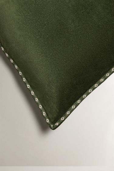 VELVET CHRISTMAS CUSHION COVER WITH EDGE DETAIL - Green by Zara - Image 1