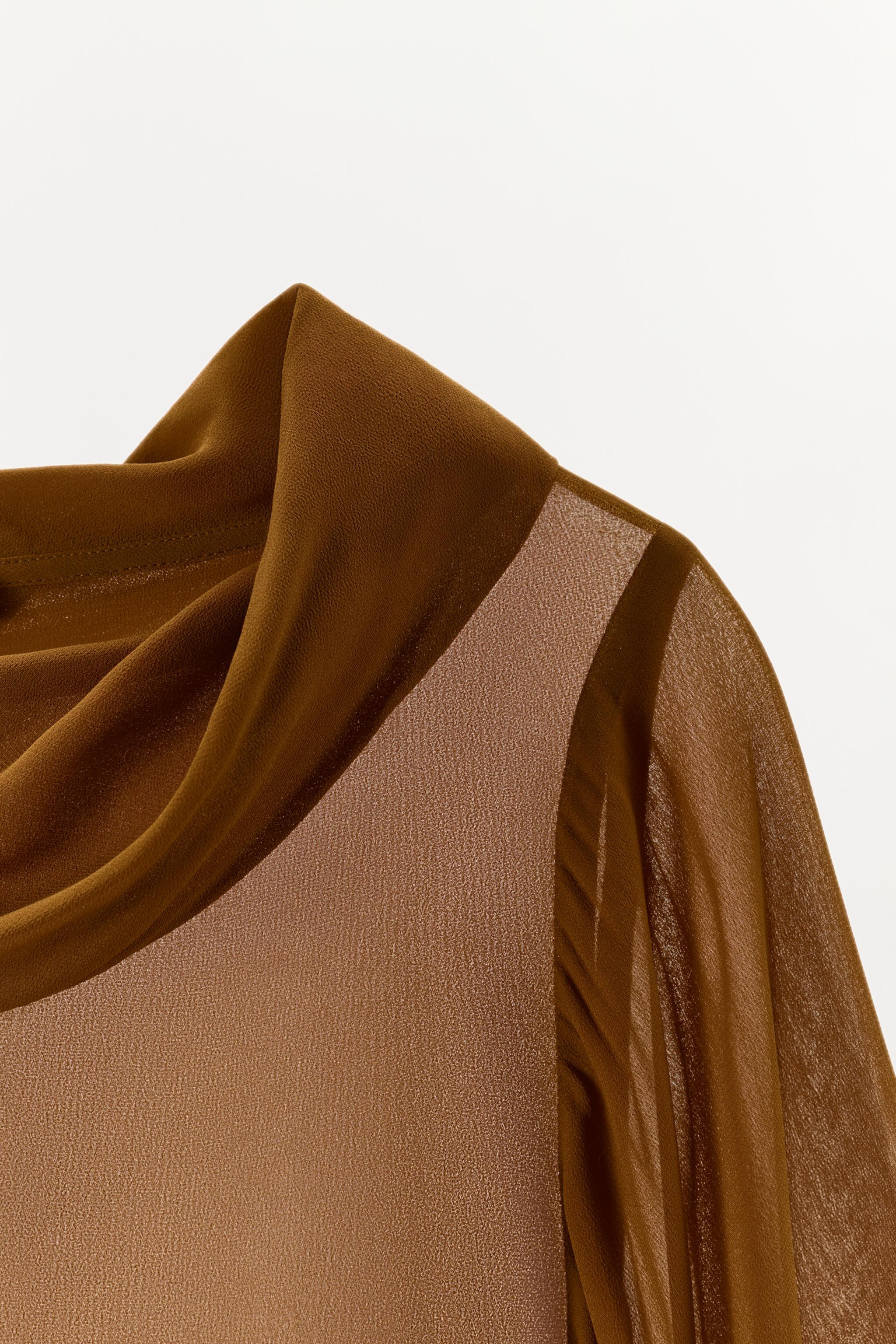 MINIMAL BLOUSE WITH FLUID NECKLINE