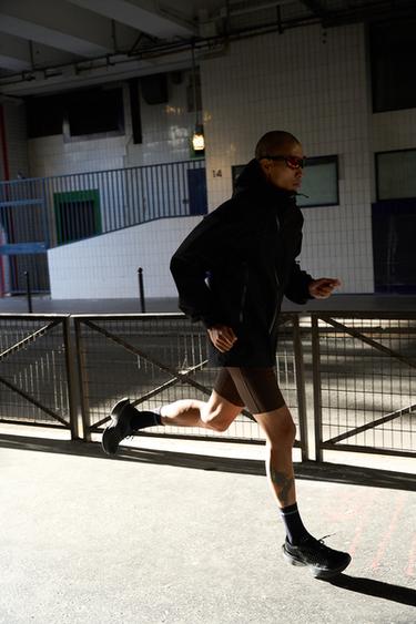 جاكيت SHELL تقني مقاوم للماء 3L - أسود الخاص بـ Zara