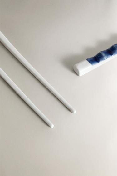 SET OF CERAMIC CHOPSTICKS AND RESTS X FANGLU LIN - White by Zara - Image 3
