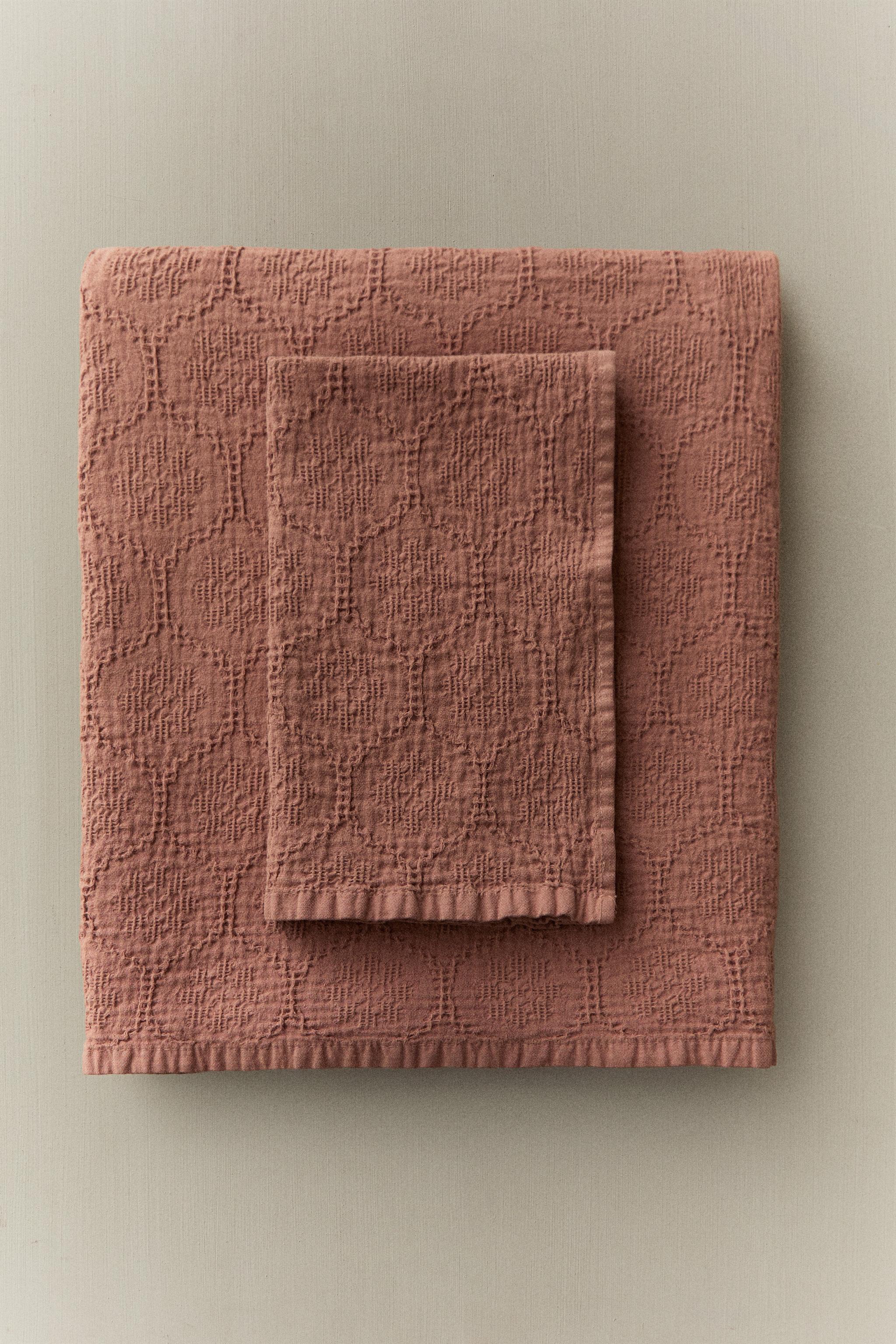 GEOMETRIC WAFFLE BATH TOWEL